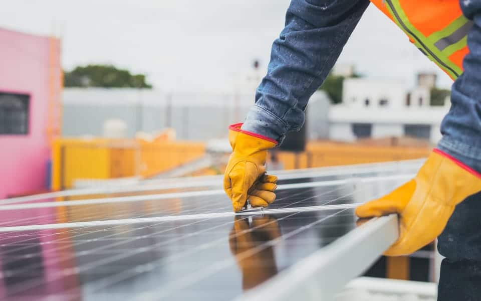 TnT Monteur bei der Installation einer Solaranlage
